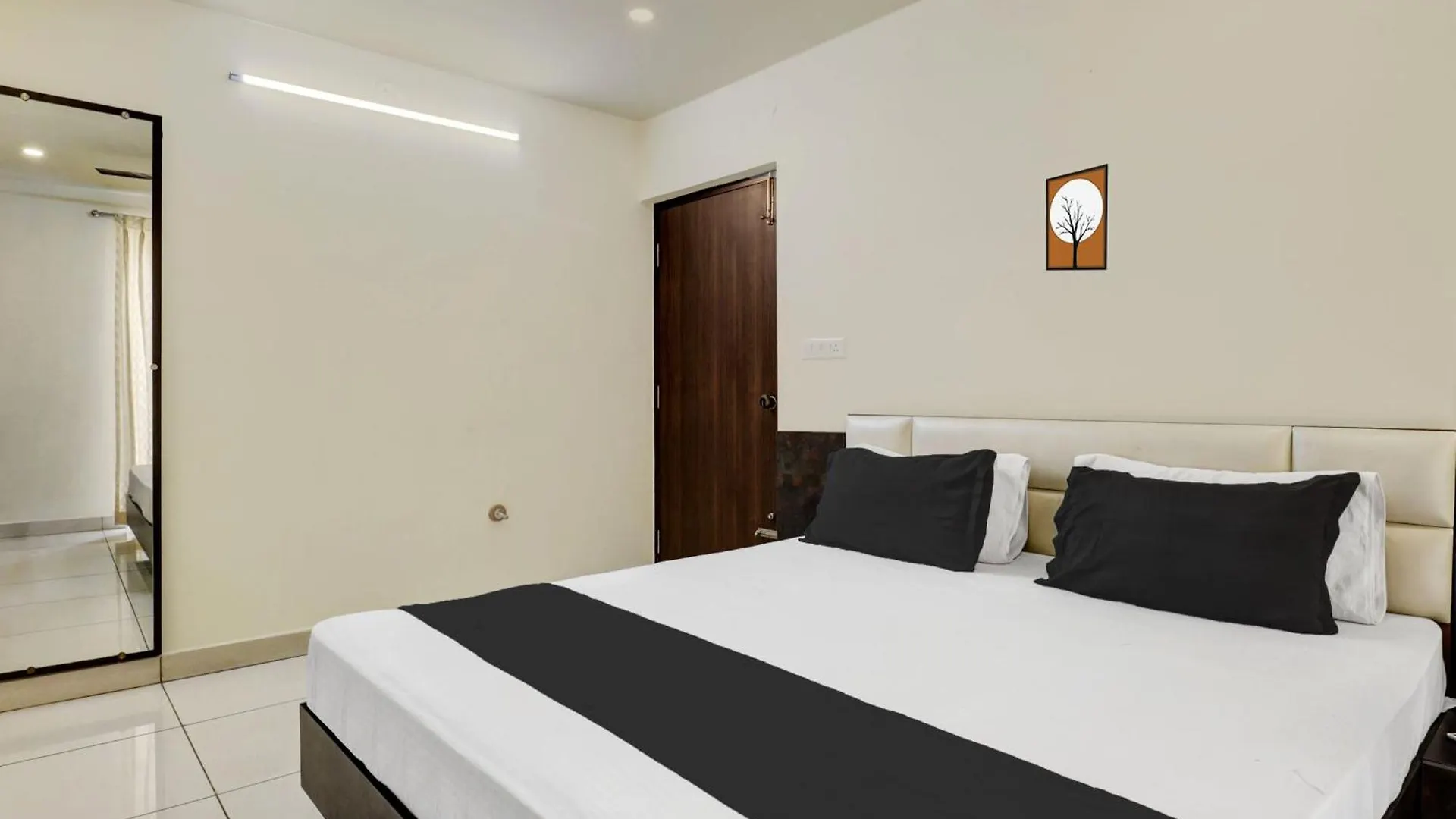 Hotel Oyo Silver Wings Service Apartment Vanivilasa Puram