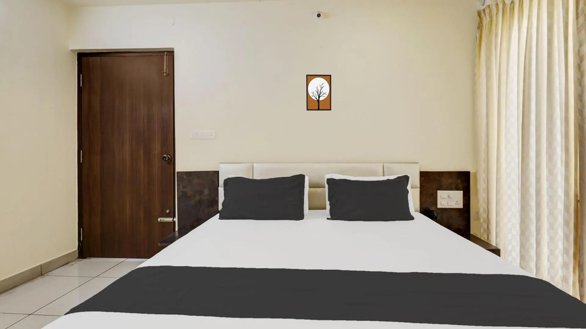 Oyo Silver Wings Service Apartment Vanivilasa Puram