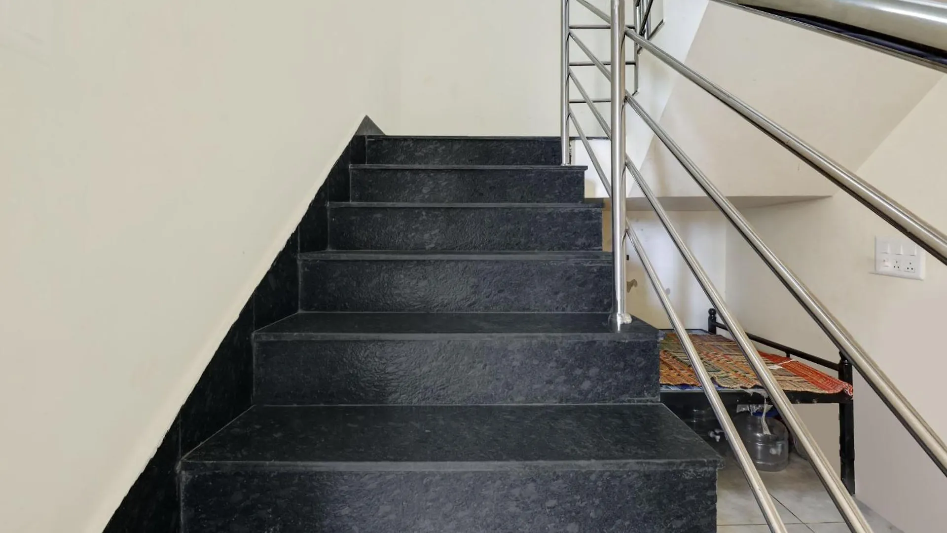 Hotel Oyo Silver Wings Service Apartment Vanivilasa Puram